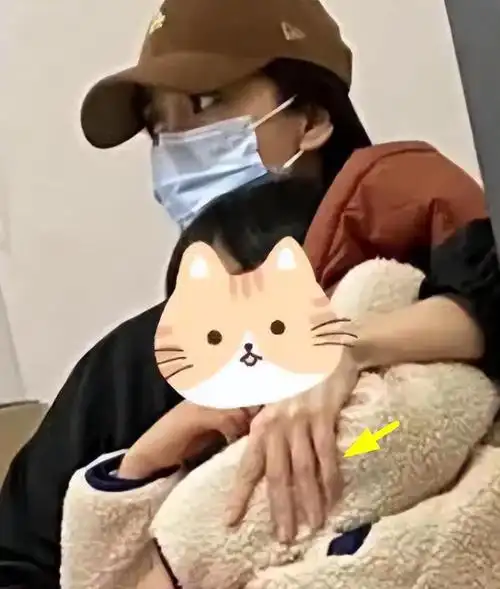 angelababy带小海绵看急诊憔悴暴瘦出青筋母子俩令人心疼