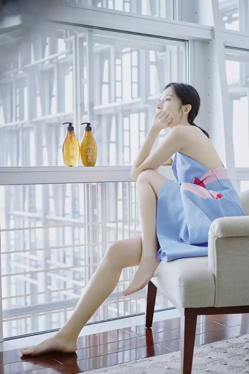 高挑美女演员张俪,貌美身材好,性感美照集锦