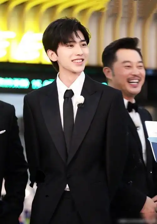 蔡徐坤奔跑吧预告花絮穿西装戴耳机温文尔雅