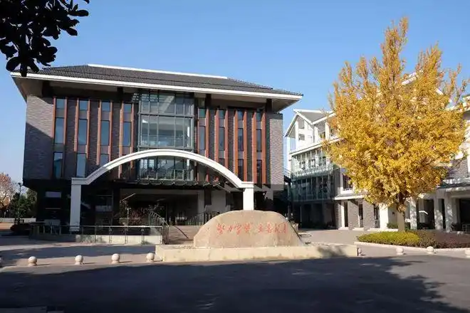 为苏北夜中学,1956年成为完全中学,1958年更名为扬州师范学院附属中学