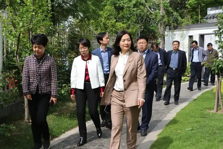 4月17日上午,宜兴市教育系统相关领导一行62人在马敏局长带领下,到