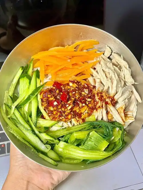 建议宿舍减脂的姐妹试试这碗夏日必备凉面