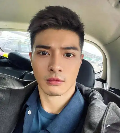 两边剃短发型清爽干净越剪越帅