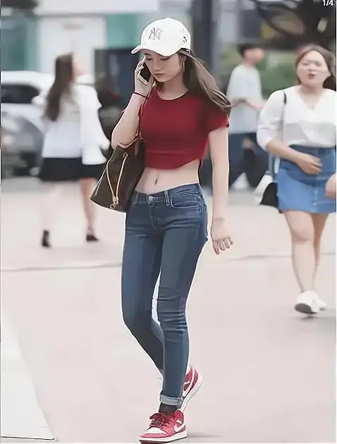 紧身牛仔裤搭配红色运动鞋,秀出了性感的身材,展现了青春的气息