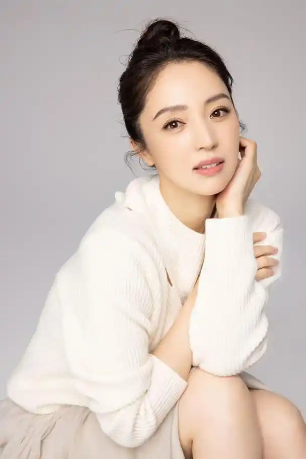 董璇白色镂空毛衣搭半身纱裙简约温柔笑容治愈满满气质优雅卓然