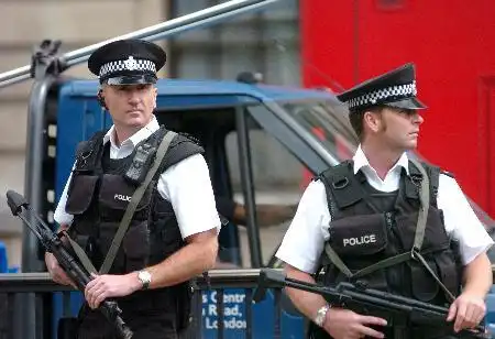 图文:伦敦六千警察上街巡逻(4)_新闻中心_新浪网