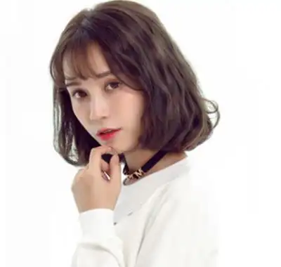 齐肩短发烫发的优雅淑女小女人