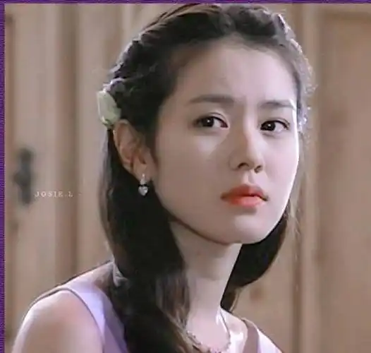 孙艺珍华伦天奴大秀造型好像新娘!