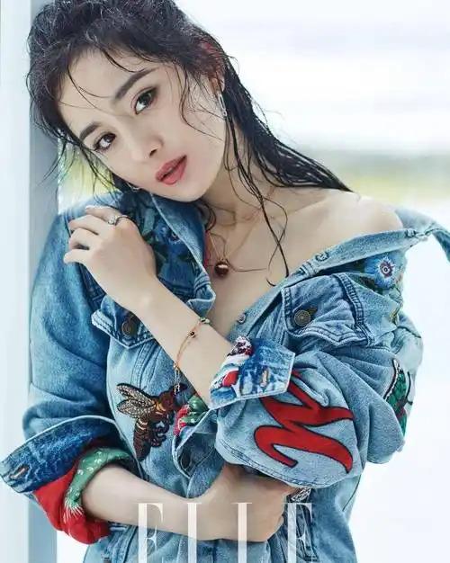 杨幂另类写真 如出水芙蓉般惹人爱 回眸一笑百媚生 又