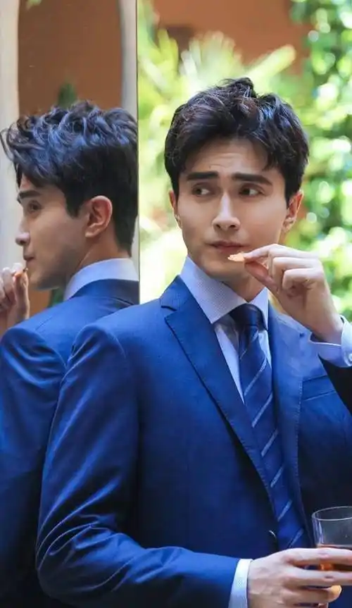 模特巅峰时放弃事业,回家重新高考,如今的高伟光走上了演员之路_成都