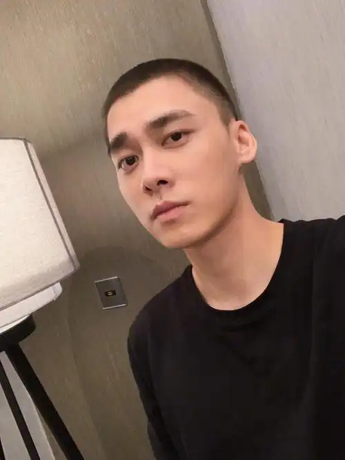 李易峰寸头自拍