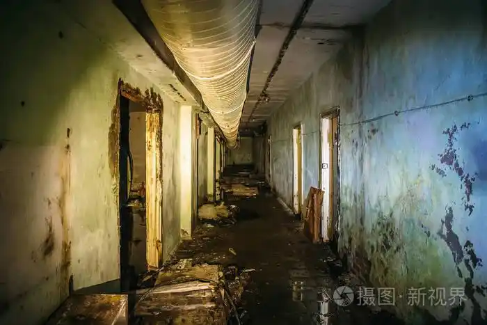 黑暗淹没的走廊或隧道在一个废弃的苏联地堡中的手电筒光