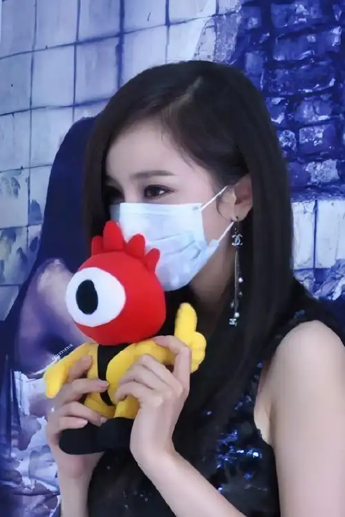 杨幂#考古!我见过戴口罩最好看的人    孤岛惊魂·蜜蜂攻城