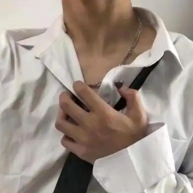 白衬衫露锁骨男生头像 - 好看男生头像!