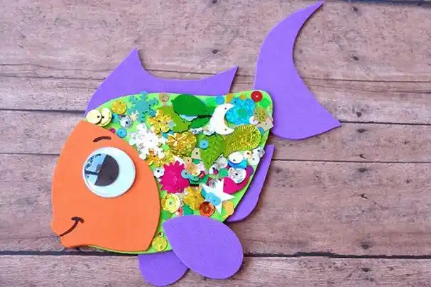 幼儿园简单手工:海绵纸拼贴画小鱼(步骤图解)11