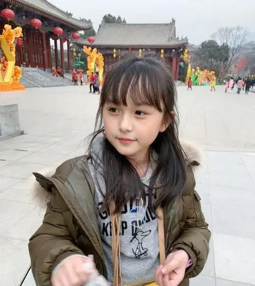 演过雷佳音的女儿,还演过赵丽颖的童年,10岁的刘楚恬越长越可爱