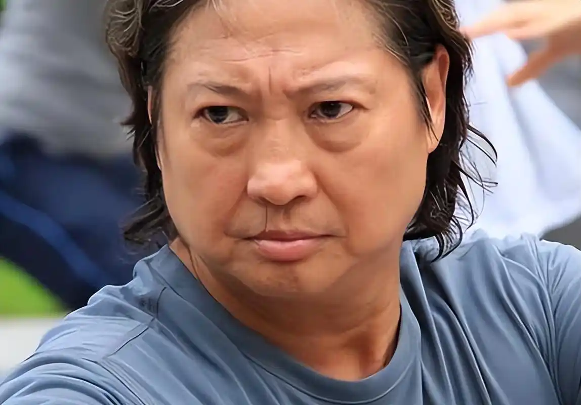 71岁洪金宝近况曝光,体型暴瘦拄拐行走,眼神无光状态引担忧