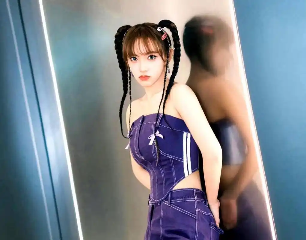 程潇穿着休闲装,扎着双马尾.