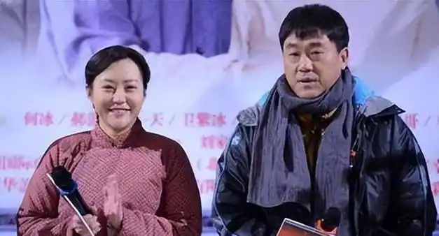 演员何冰为何结婚几十年0绯闻看看他的妻子是谁就明白了