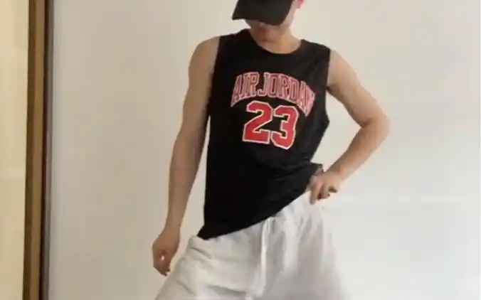 大包白袜帅哥跳舞第三弹他来了他来了他穿着灰裤子走开了