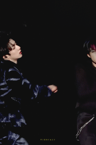 收集   点赞  评论  严浩翔x贺峻霖 cr.