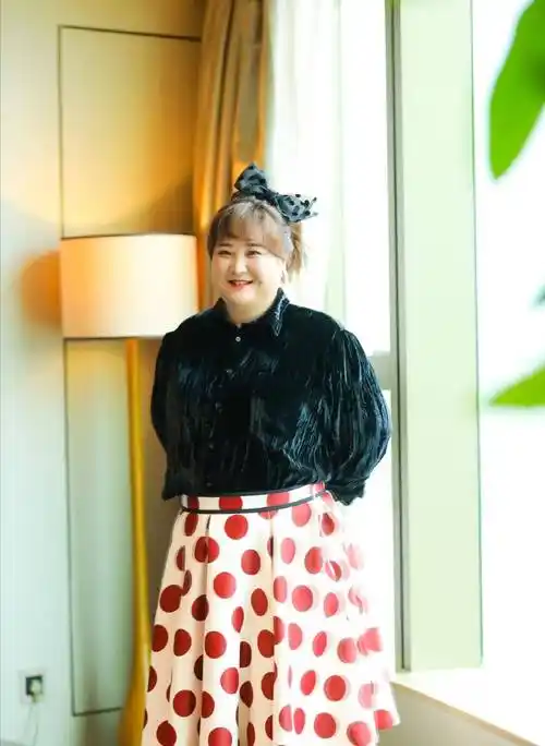 贾玲不仅有才更会穿,体重200斤仍穿出时尚感,自信大方又减龄_卫衣