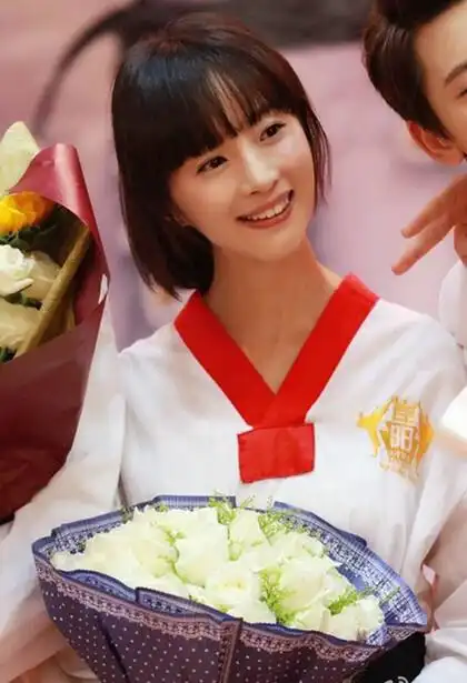 《旋风少女》胡冰卿十款齐刘海发型汇总 网友:狗啃一般