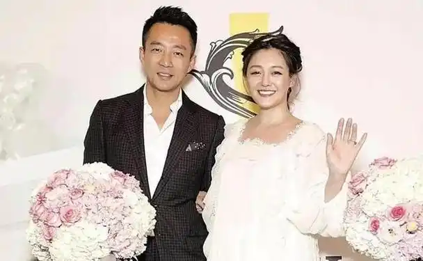 "王思聪"向汪小菲低头?还发文送祝福,怼天怼地的他怎么了