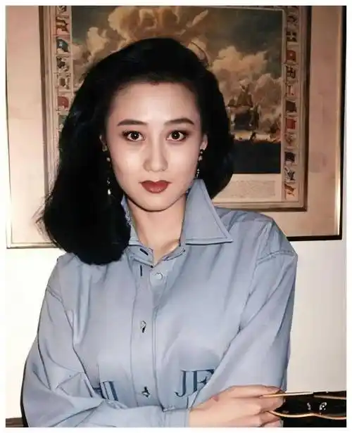 李连杰老婆利智近照:戴老花镜,剪短发,一夜苍老,难以!