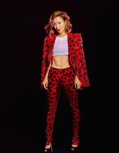 48岁郑秀文保持运动十多年如20岁少女中年人拼的就是自律