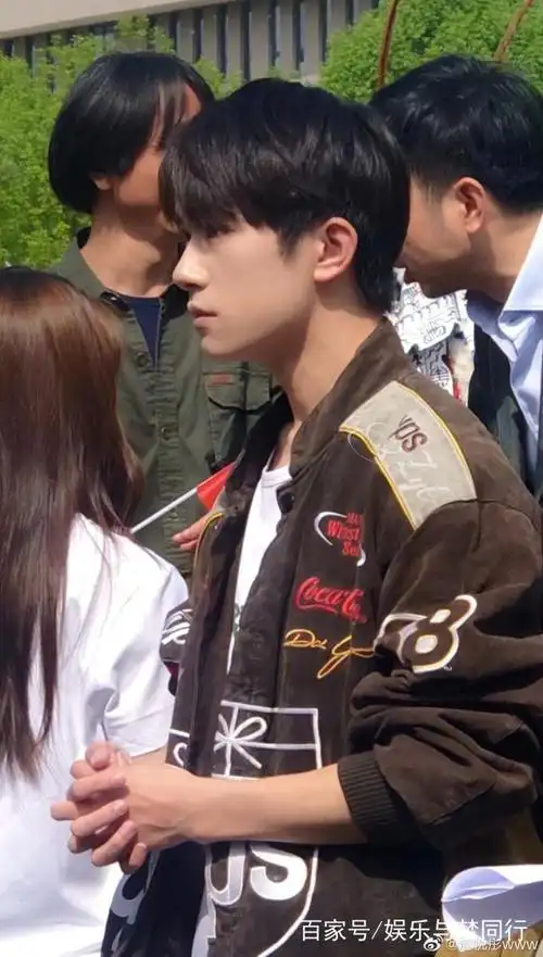 来一波易烊千玺的学校照和机场照,你更喜欢哪个他呢