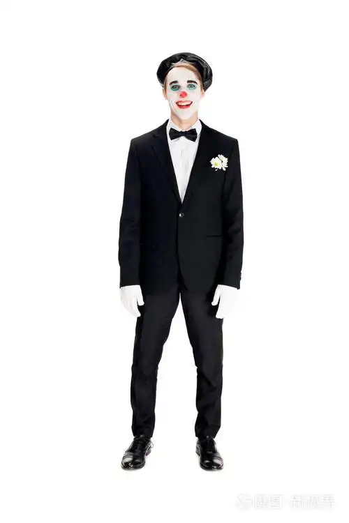 穿着黑色贝雷帽的快乐小丑,微笑着孤立在白色上