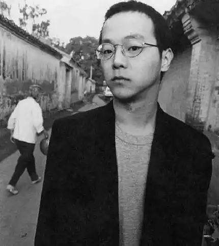 窦唯年轻时非常帅气和仙气十足,五官精致而独特个性备受女孩欢迎,其中