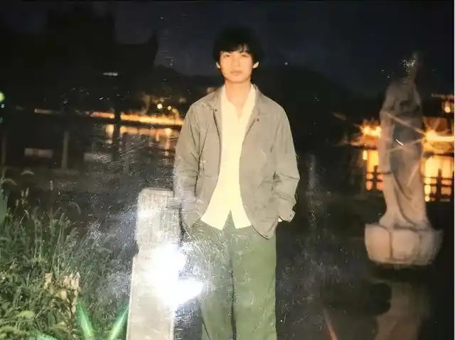 老照片:九十年代年轻男孩,青春洋溢,活力四射