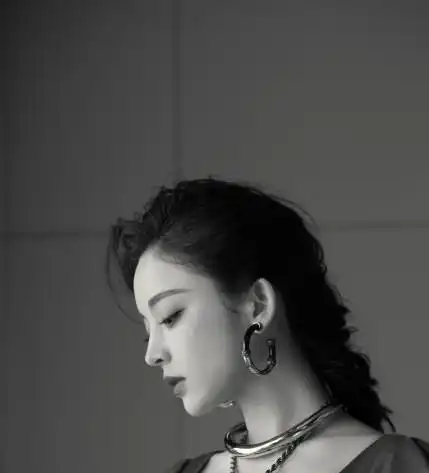 古力娜扎终于开始打扮了,一袭裙装上身,既显美丽又高级