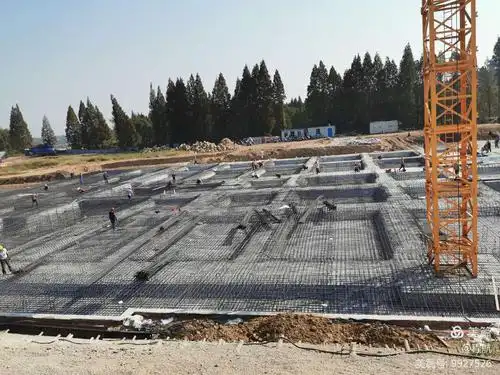 报告厅继续进行筏板基础钢筋绑扎,已完成工作面的80%,施工人员50. .