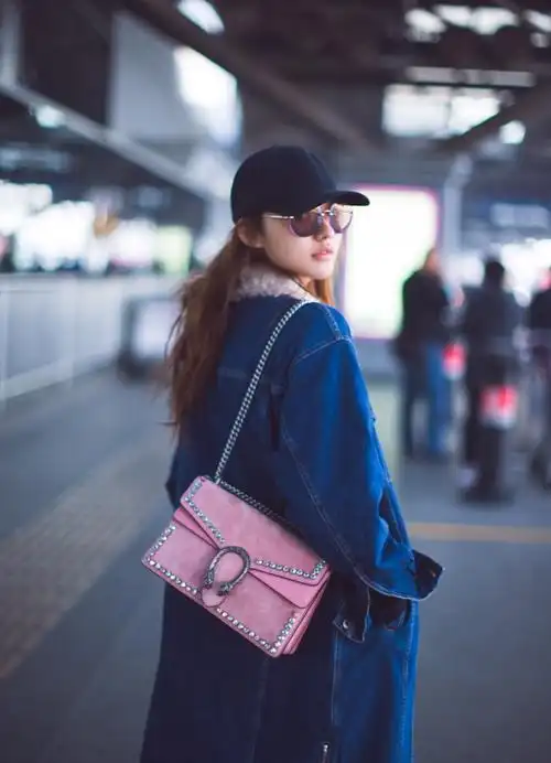 林允清晨现身机场 素颜好皮肤青春无敌