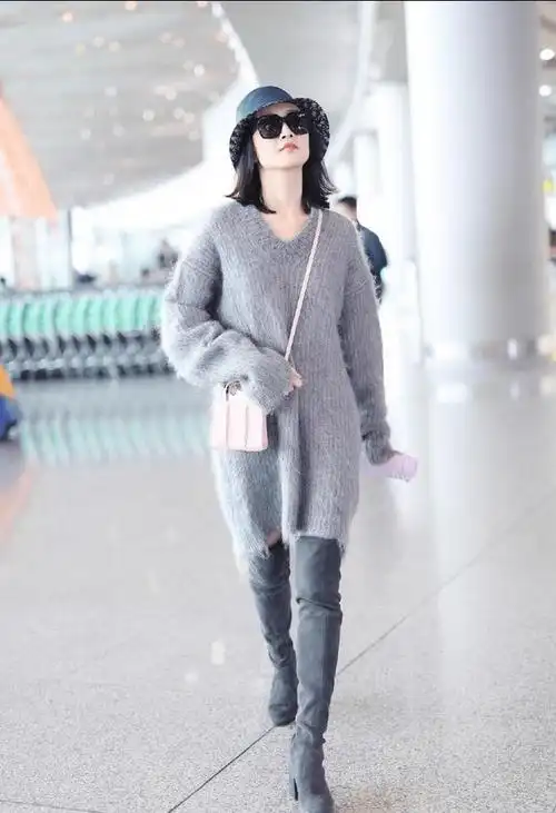 原创王鸥身穿灰色毛衣外套脚踩灰色过膝长靴玩下衣失踪秀长腿