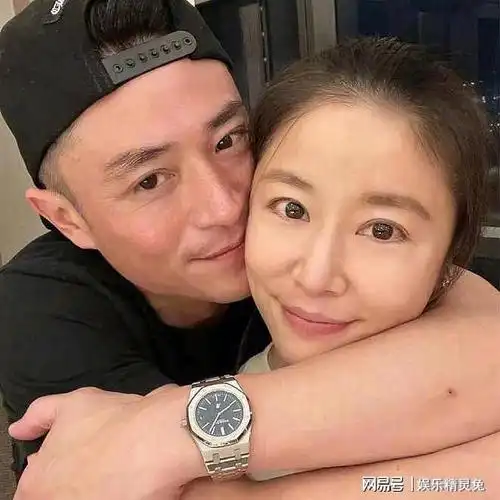 44岁霍建华北京拍戏被偶遇穿连帽衫五官立体挺拔网友大赞帅气