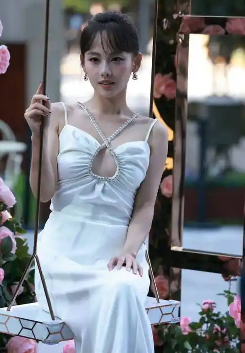 而且,裙子整体造型比较修身,展现了张嘉倪优美的身体曲线,强调了她