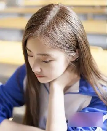 具有纯粹的美感,中学的发型,中间部分的设计,使得女孩的头发两侧都有