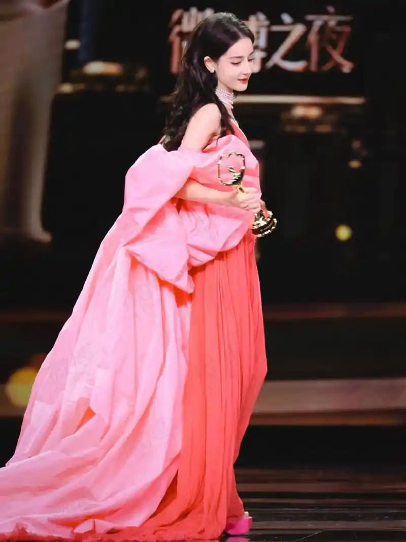 迪丽热巴出圈的惊艳造型,让人忍不住多看几眼.