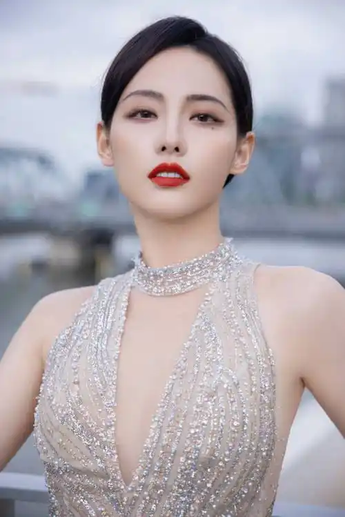 张嘉倪穿深v无袖裙身材优越皮肤白皙女神范儿十足