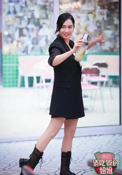 紫霞仙子朱茵就算穿短裙气质也照旧优雅温柔又高贵