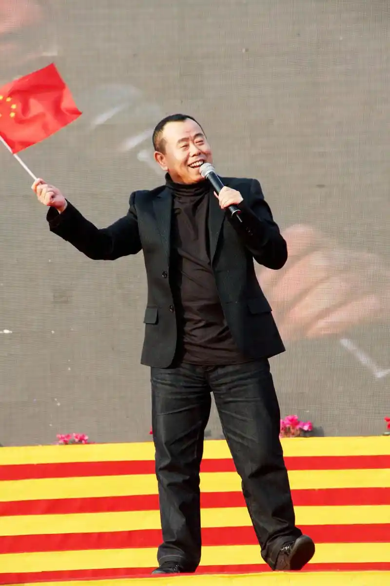 原创潘长江穿皮衣走机场,背着皮包轻松潇洒,62岁还这么"潮"