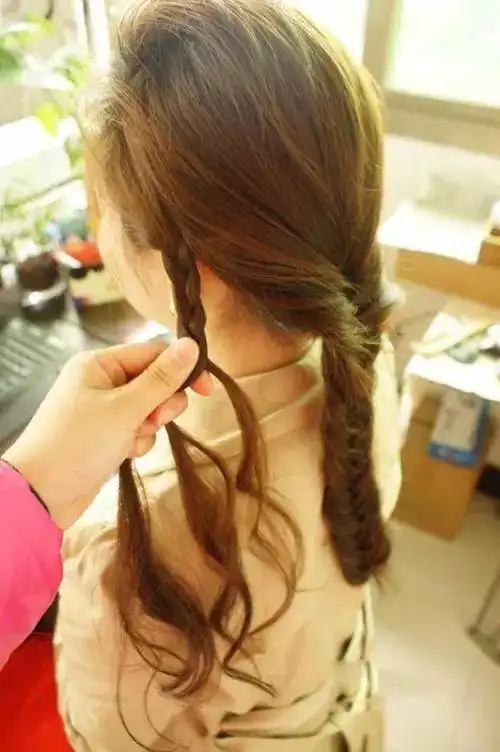 2款简单的长发发型扎法让你瞬间变得美丽动人