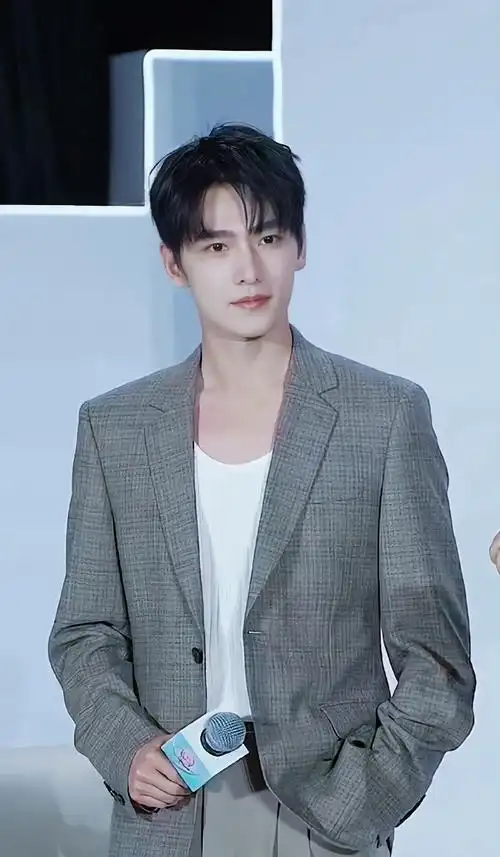 杨洋今日活动造型路透##杨洋最新活动造型