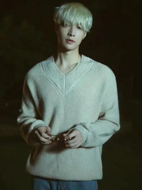 张艺兴银发造型