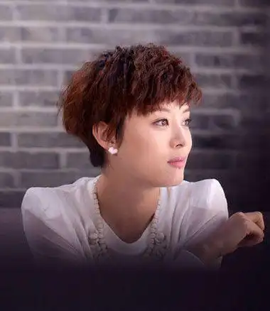 孙俪,在影视作品中,也有了都市丽人的短发新形象,一改日常短烫发的