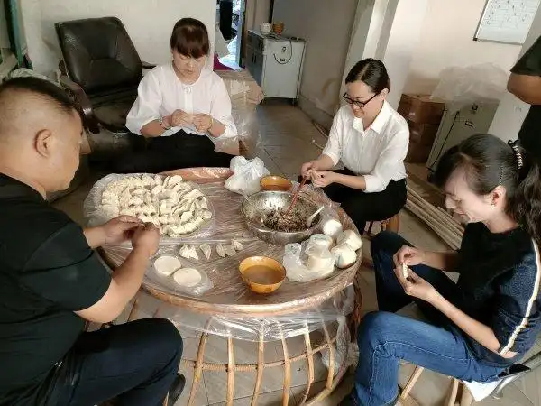 版纳邮政开展"促生产 送温暖"包饺子活动